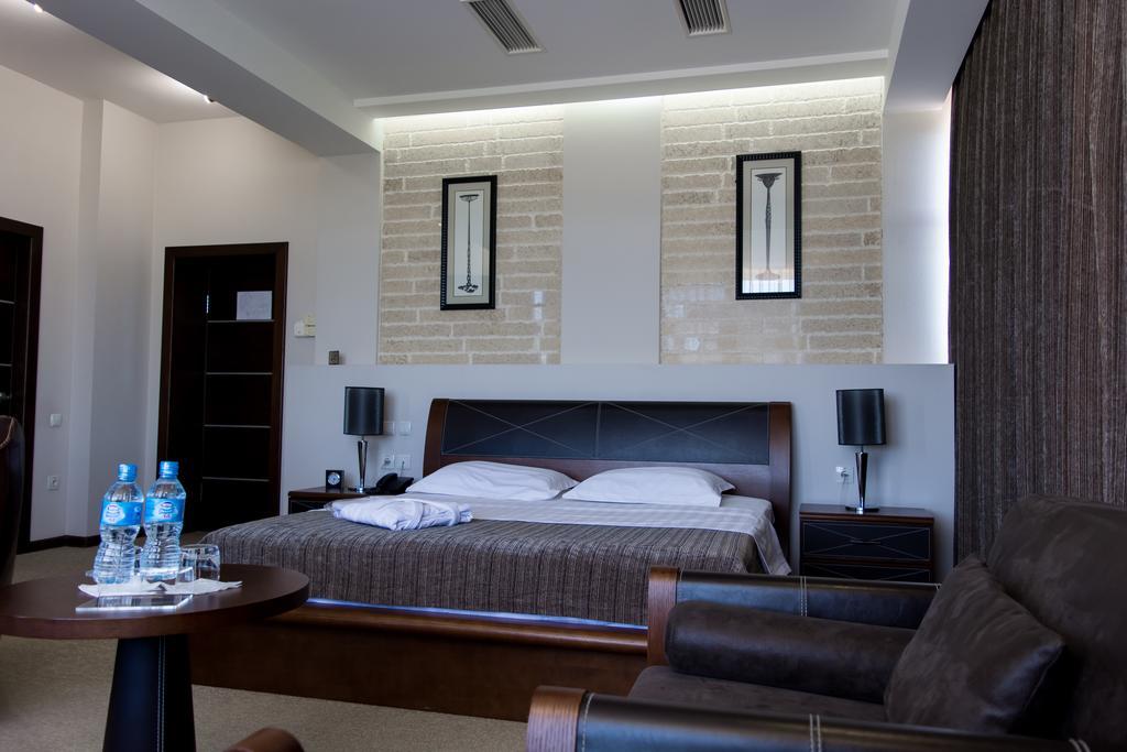 Grand M Hotel Navoi Esterno foto