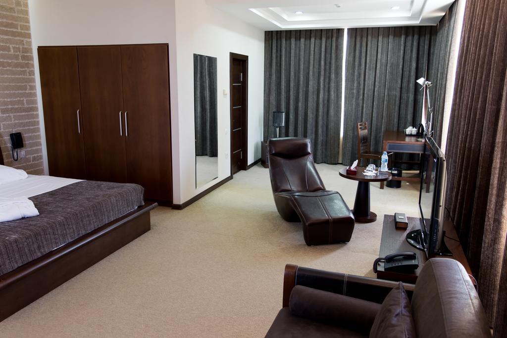 Grand M Hotel Navoi Esterno foto