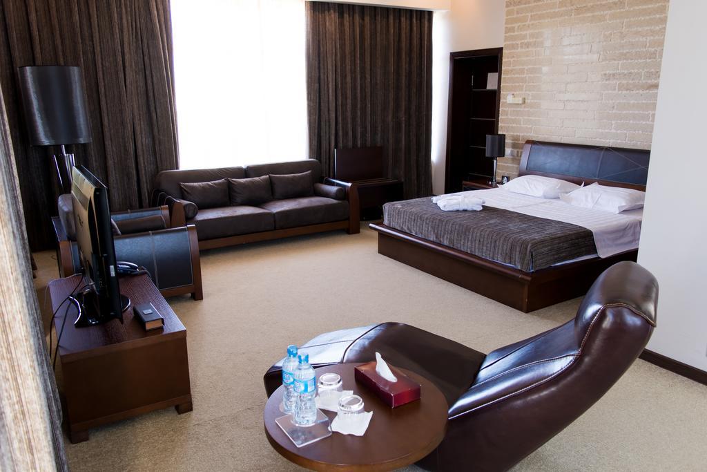 Grand M Hotel Navoi Esterno foto