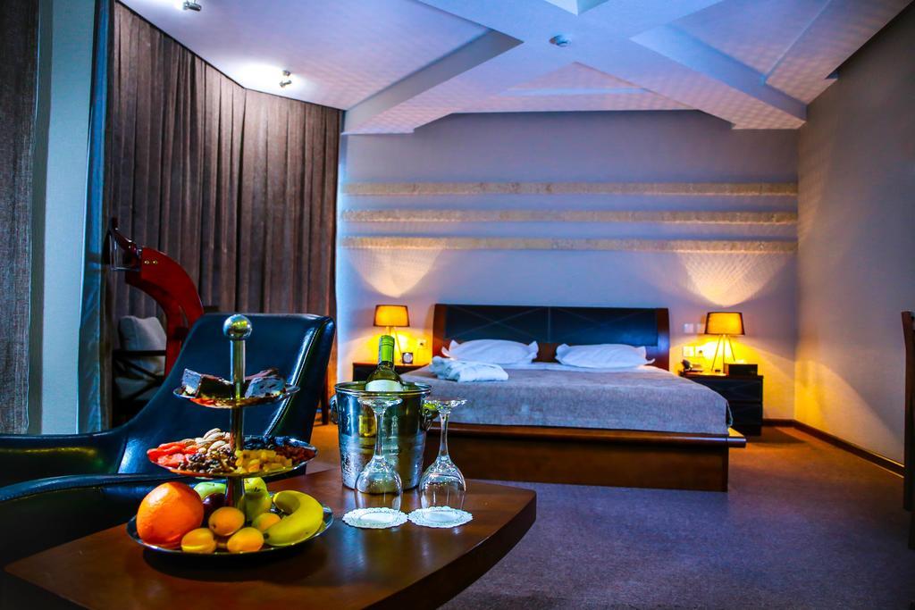 Grand M Hotel Navoi Esterno foto