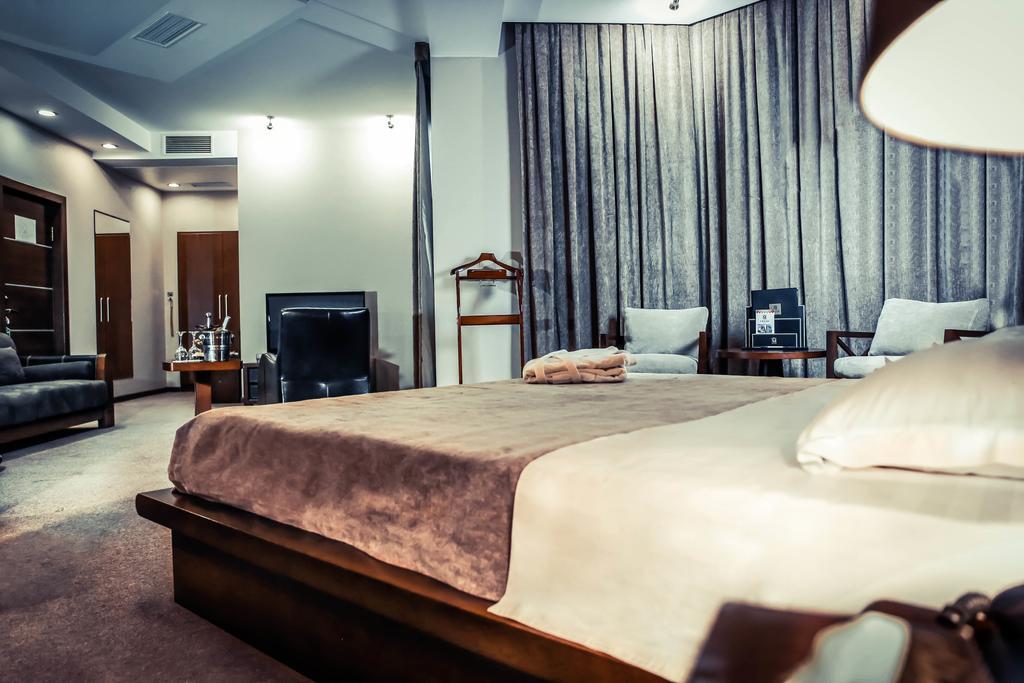 Grand M Hotel Navoi Esterno foto